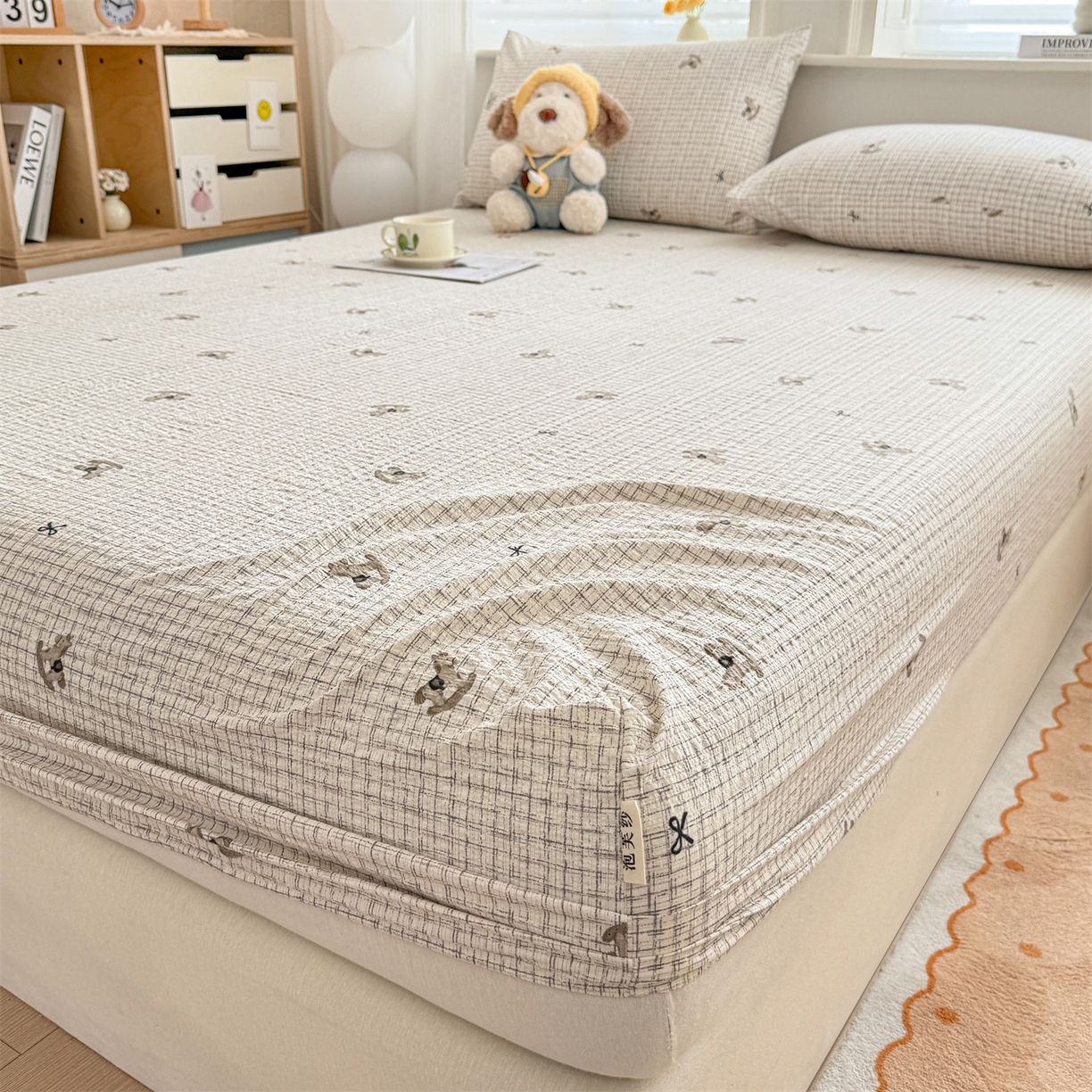 91家纺网 家纺一手货源 找家纺 女子家纺 2026新款亲肤泡芙纱印花床笠单床笠床笠单件 织纹木马