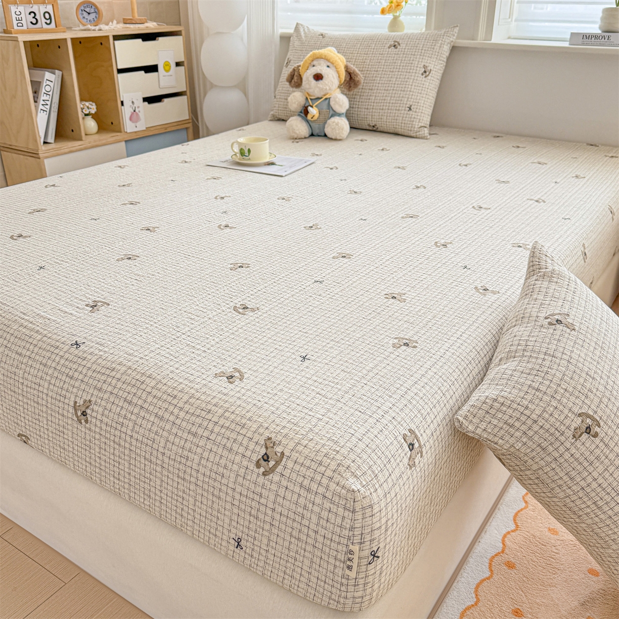 91家纺网 家纺一手货源 找家纺 女子家纺 2026新款亲肤泡芙纱印花床笠单床笠床笠单件 织纹木马