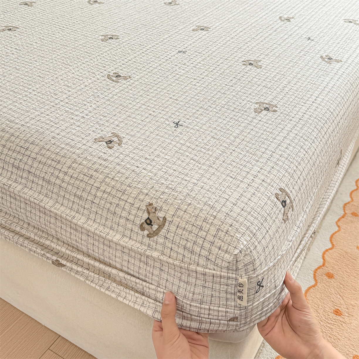 91家纺网 家纺一手货源 找家纺 女子家纺 2026新款亲肤泡芙纱印花床笠单床笠床笠单件 织纹木马