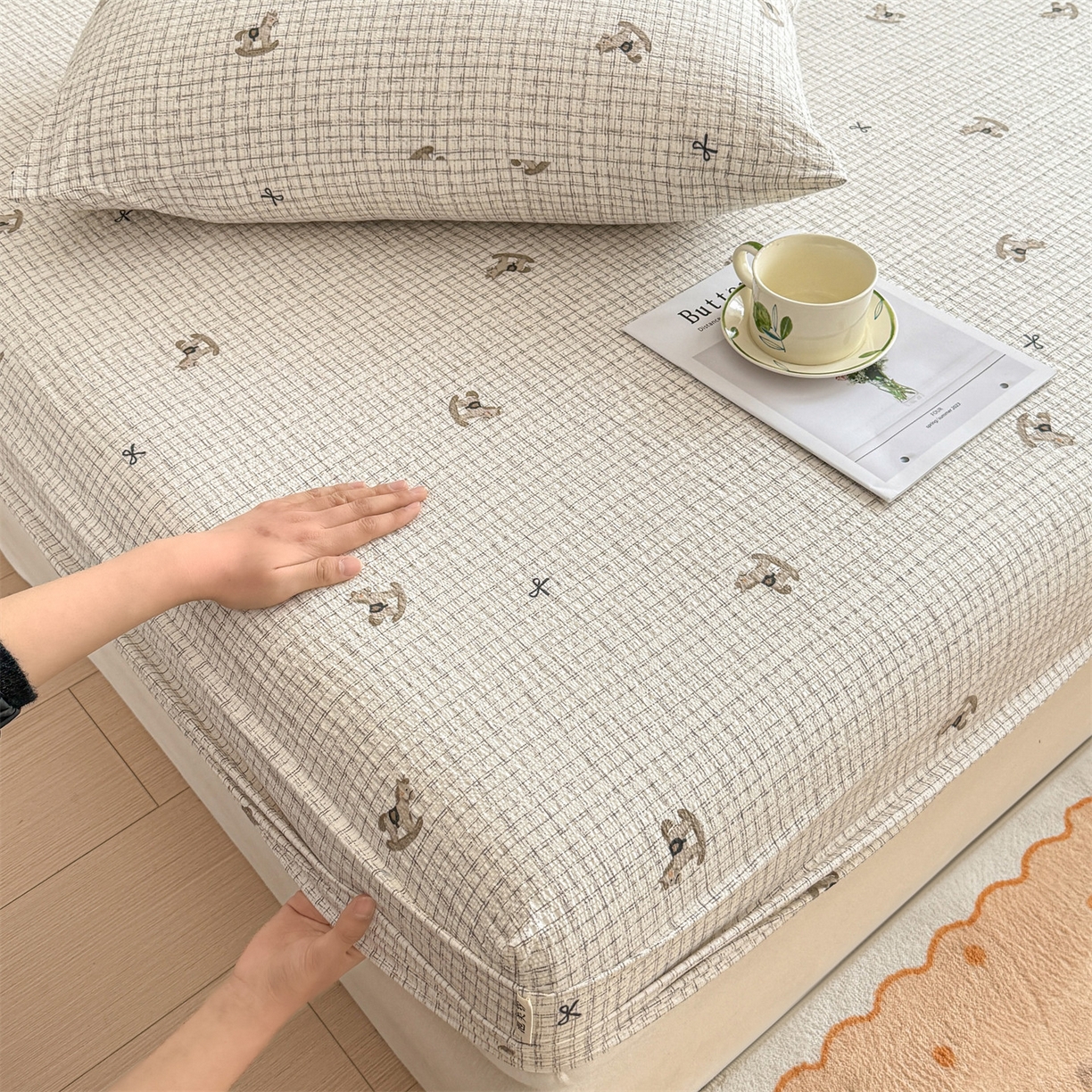 91家纺网 家纺一手货源 找家纺 女子家纺 2026新款亲肤泡芙纱印花床笠单床笠床笠单件 织纹木马