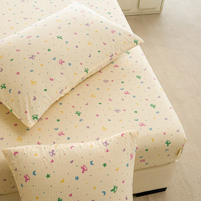 91家纺网 家纺一手货源 找家纺 几禾 2026新款高克重泡芙纱~印花款（单床笠）浅糯系列-110g CL浅糯-摇摇木马