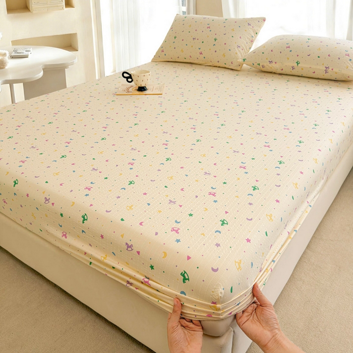 91家纺网 家纺一手货源 找家纺 几禾 2026新款高克重泡芙纱~印花款（单床笠）浅糯系列-110g CL浅糯-摇摇木马