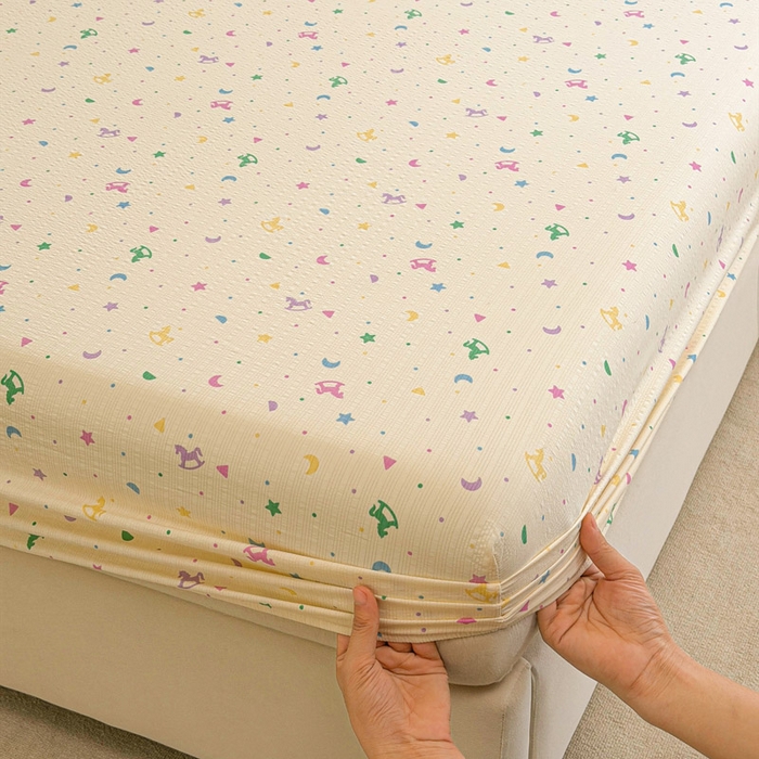 91家纺网 家纺一手货源 找家纺 几禾 2026新款高克重泡芙纱~印花款（单床笠）浅糯系列-110g CL浅糯-摇摇木马