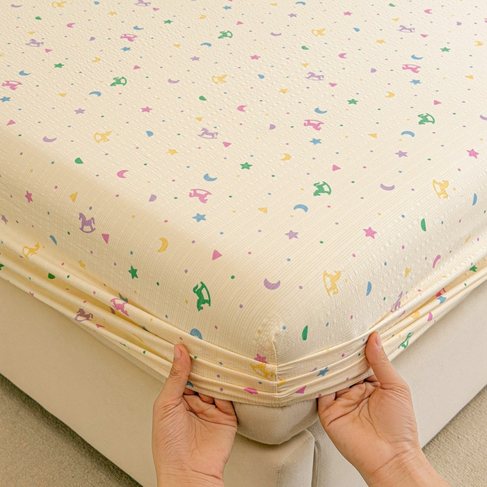 91家纺网 家纺一手货源 找家纺 几禾 2026新款高克重泡芙纱~印花款（单床笠）浅糯系列-110g CL浅糯-摇摇木马