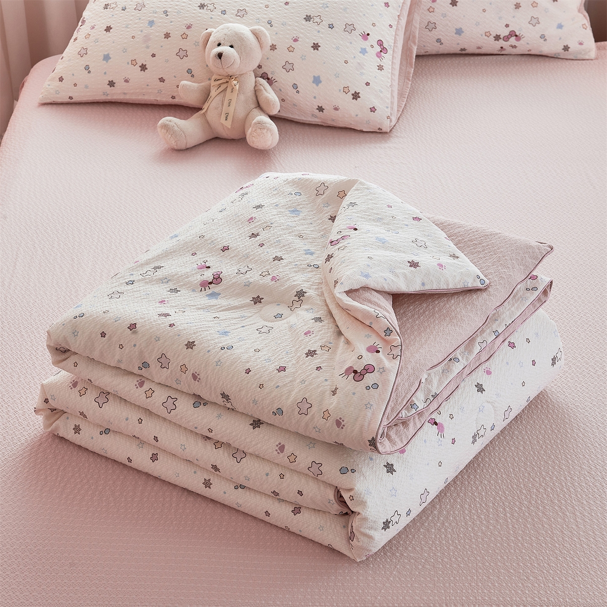 91家纺网 家纺一手货源 找家纺 铺尚美家纺 2026新款泡芙棉夏被四件套泡芙纱单夏被空调被夏凉被-印花 躲猫猫