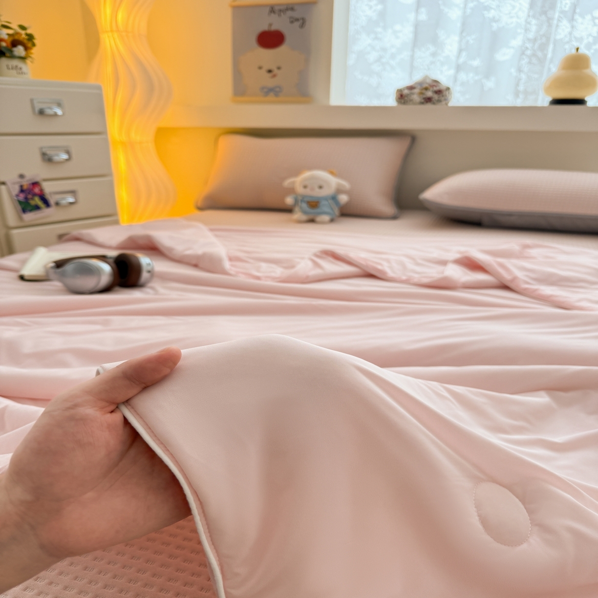 91家纺网 家纺一手货源 找家纺 欧邦 2026新款华夫格小熊系列凉感冰豆豆凉席绑带款夏被套件 小熊贵妃粉