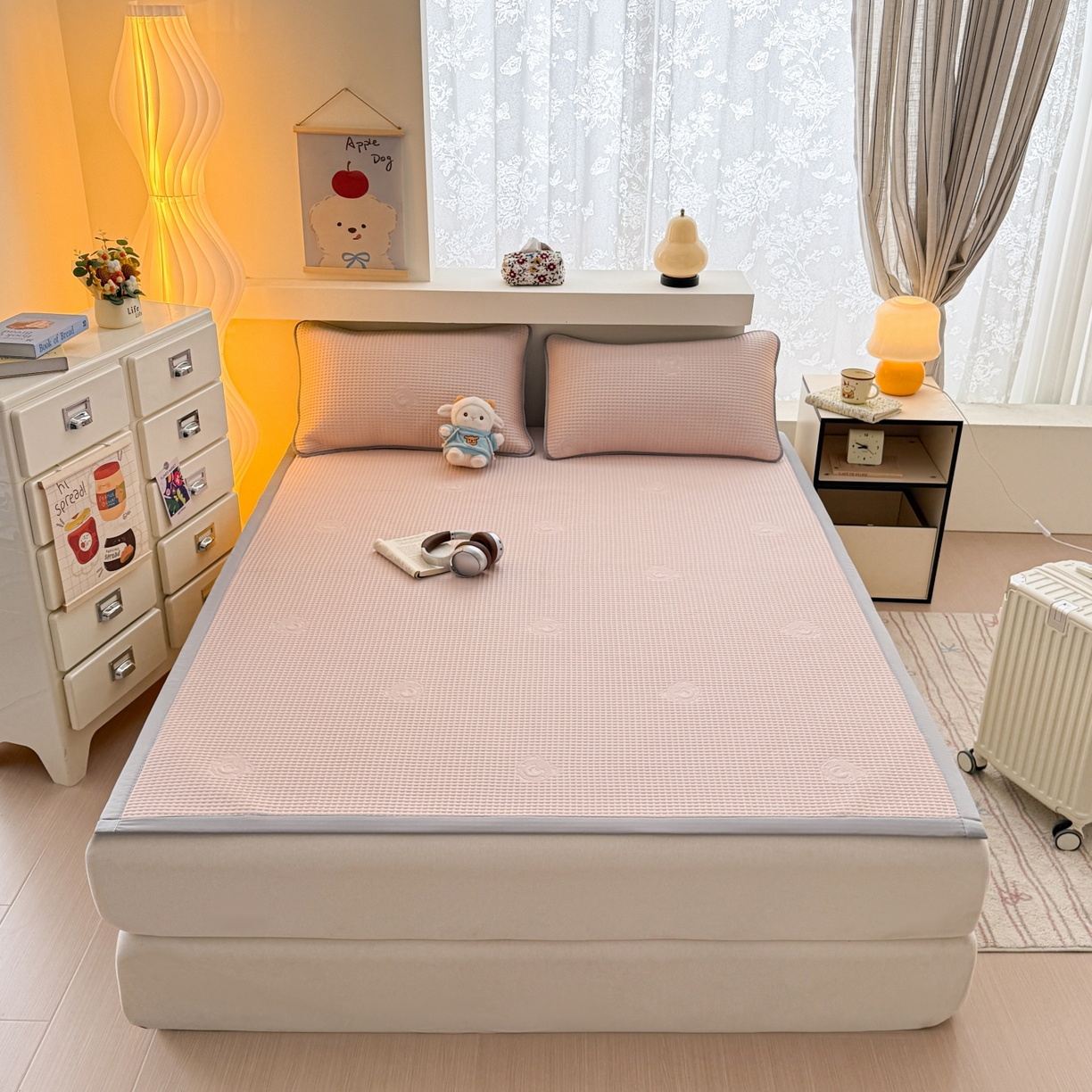 91家纺网 家纺一手货源 找家纺 欧邦 2026新款华夫格小熊系列凉感冰豆豆凉席绑带款夏被套件 小熊贵妃粉