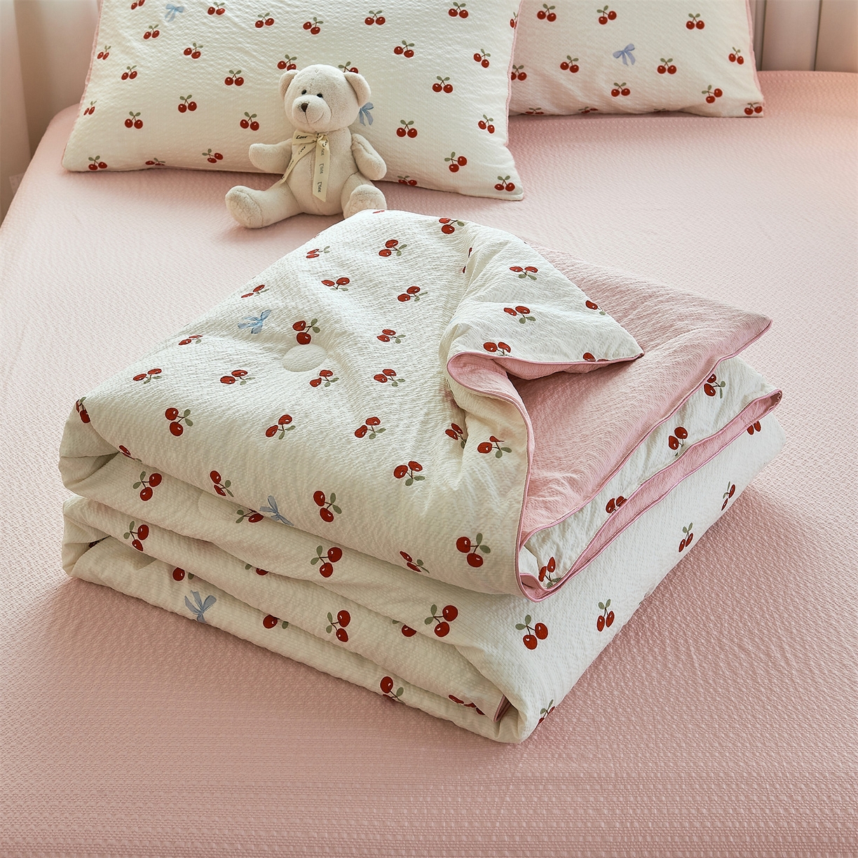 91家纺网 家纺一手货源 找家纺 铺尚美家纺 2026新款泡芙棉夏被四件套泡芙纱单夏被空调被夏凉被-印花 红樱桃