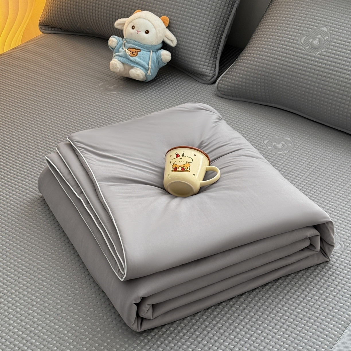 91家纺网 家纺一手货源 找家纺 欧邦 2026新款华夫格小熊系列凉感冰豆豆凉席绑带款夏被套件 小熊极致灰