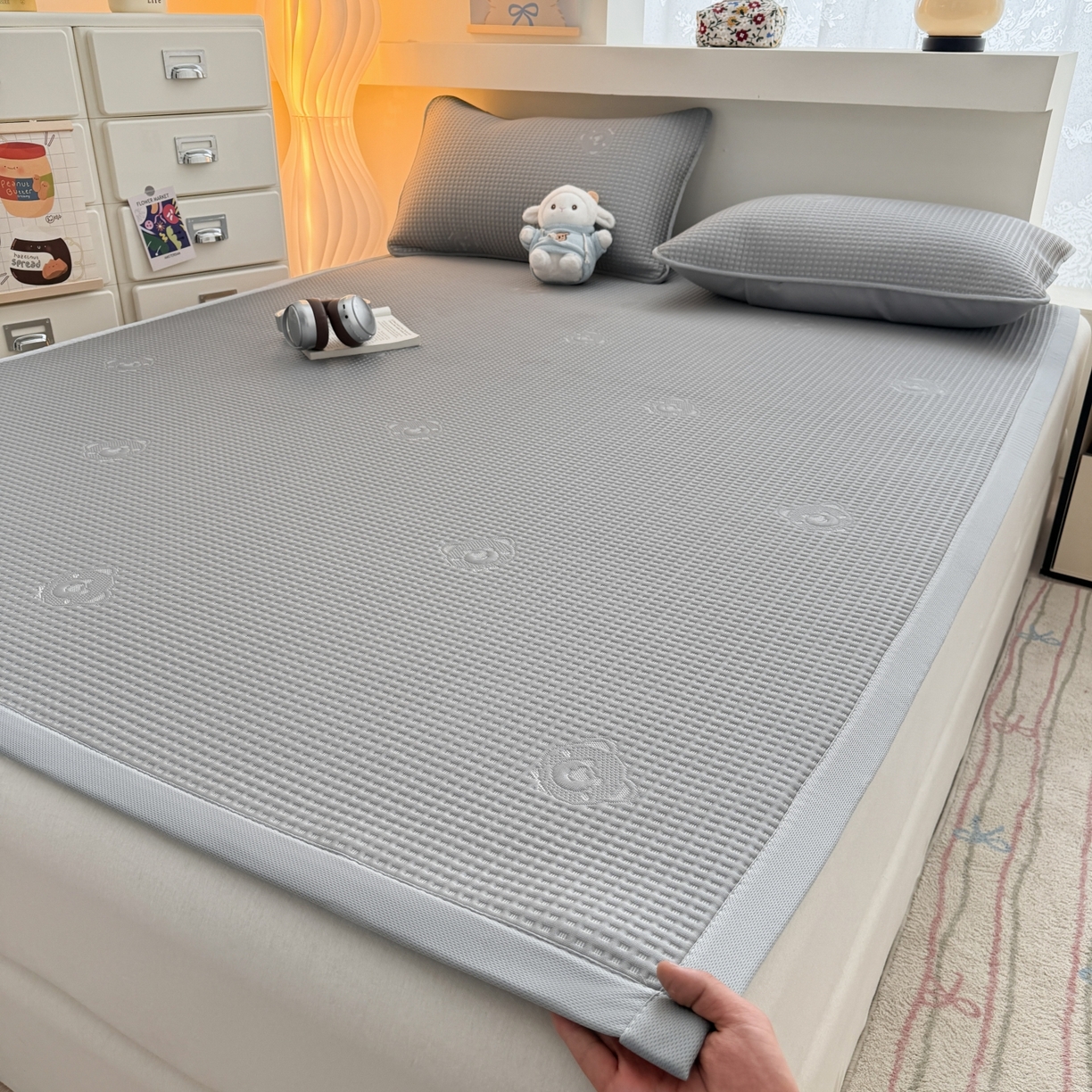 91家纺网 家纺一手货源 找家纺 欧邦 2026新款华夫格小熊系列凉感冰豆豆凉席绑带款夏被套件 小熊极致灰