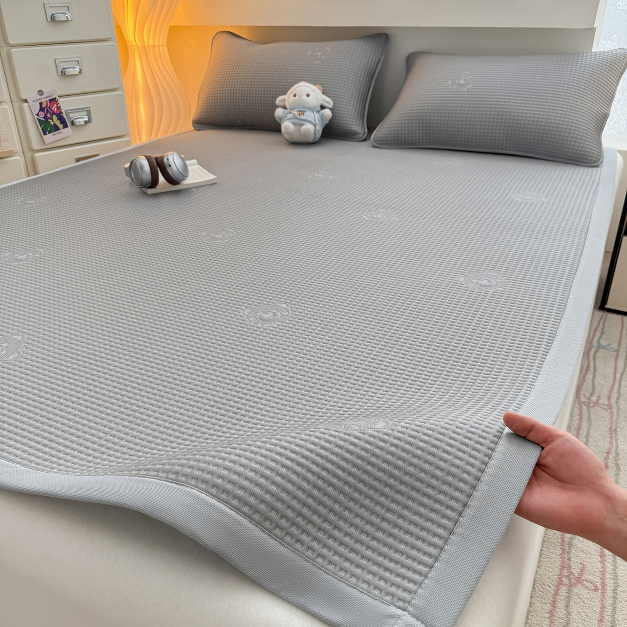 91家纺网 家纺一手货源 找家纺 欧邦 2026新款华夫格小熊系列凉感冰豆豆凉席绑带款夏被套件 小熊极致灰