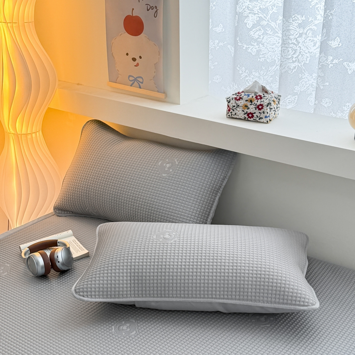 91家纺网 家纺一手货源 找家纺 欧邦 2026新款华夫格小熊系列凉感冰豆豆凉席绑带款夏被套件 小熊极致灰