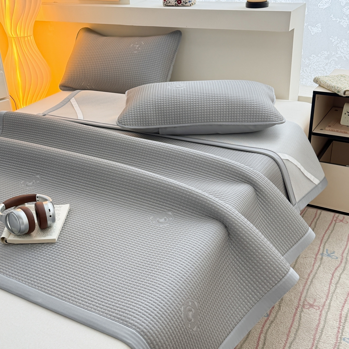 91家纺网 家纺一手货源 找家纺 欧邦 2026新款华夫格小熊系列凉感冰豆豆凉席绑带款夏被套件 小熊极致灰