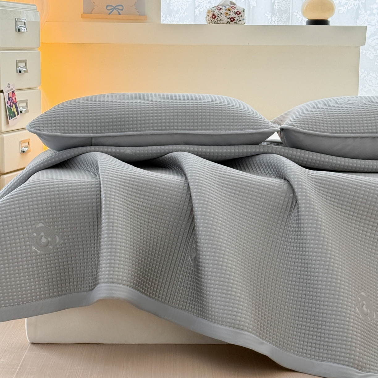 91家纺网 家纺一手货源 找家纺 欧邦 2026新款华夫格小熊系列凉感冰豆豆凉席绑带款夏被套件 小熊极致灰