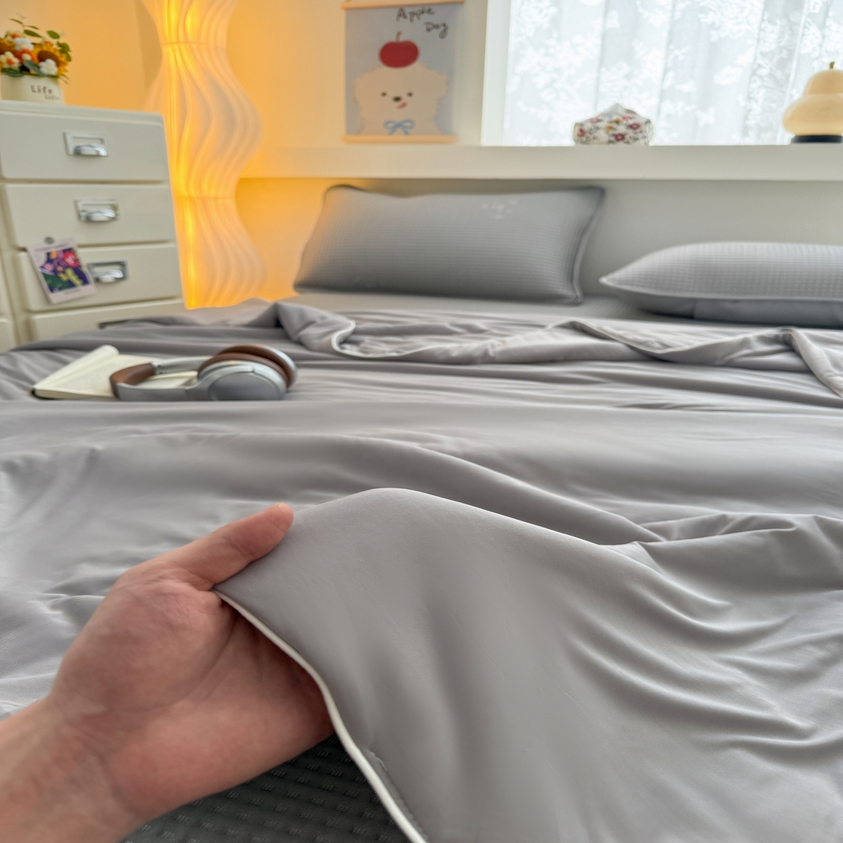 91家纺网 家纺一手货源 找家纺 欧邦 2026新款华夫格小熊系列凉感冰豆豆凉席绑带款夏被套件 小熊极致灰