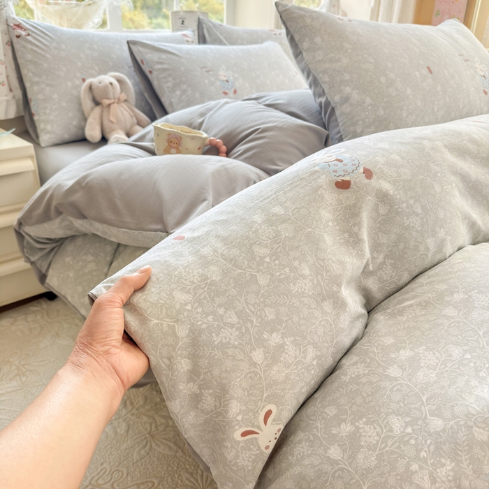 91家纺网 家纺一手货源 找家纺 诗黛尔 2026新款学生季仙女小花卉植物卡通云朵棉四件套三件套（二） 沁园-灰