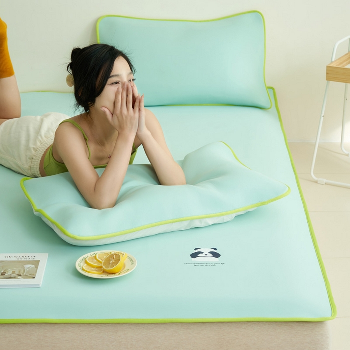 91家纺网 家纺一手货源 找家纺 晨曦家纺 2026新款可爱熊猫冻冻凉感席3D空气感凉席席子 熊猫冻感席-盛夏冰蓝