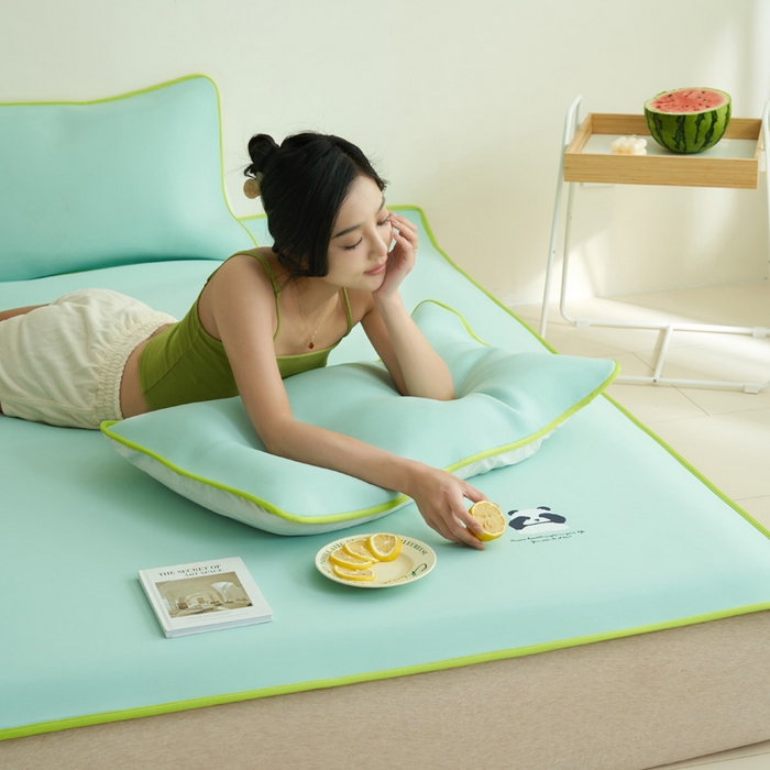 91家纺网 家纺一手货源 找家纺 晨曦家纺 2026新款可爱熊猫冻冻凉感席3D空气感凉席席子 熊猫冻感席-盛夏冰蓝