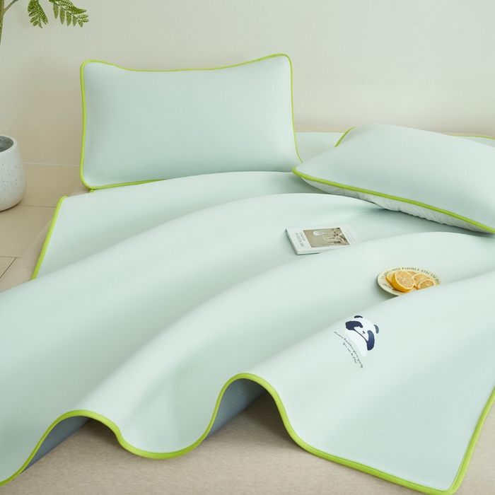 91家纺网 家纺一手货源 找家纺 晨曦家纺 2026新款可爱熊猫冻冻凉感席3D空气感凉席席子 熊猫冻感席-初夏清新蓝