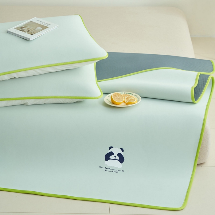 91家纺网 家纺一手货源 找家纺 晨曦家纺 2026新款可爱熊猫冻冻凉感席3D空气感凉席席子 熊猫冻感席-初夏清新蓝