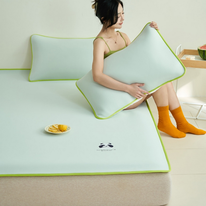 91家纺网 家纺一手货源 找家纺 晨曦家纺 2026新款可爱熊猫冻冻凉感席3D空气感凉席席子 熊猫冻感席-初夏清新蓝