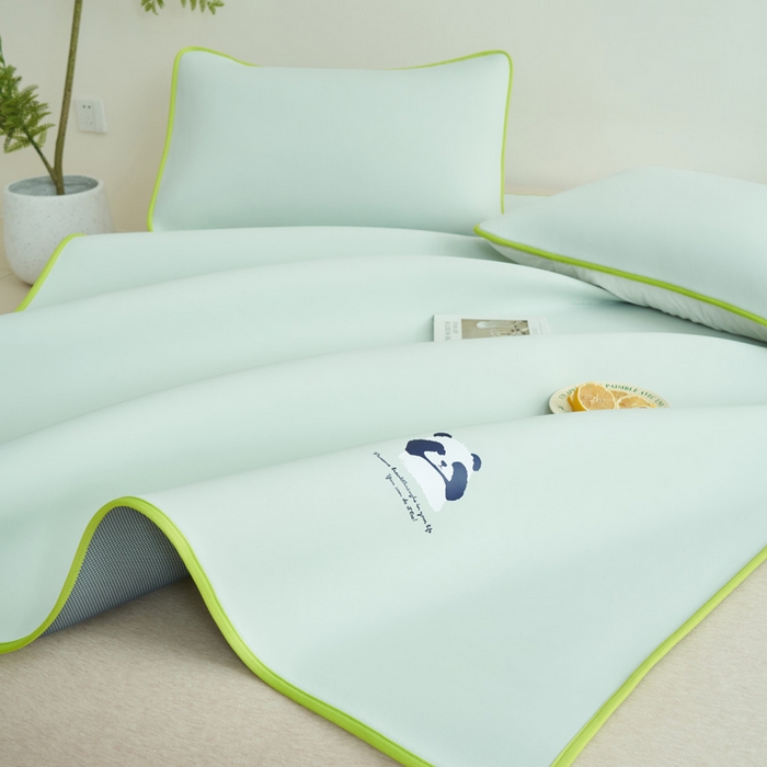 91家纺网 家纺一手货源 找家纺 晨曦家纺 2026新款可爱熊猫冻冻凉感席3D空气感凉席席子 熊猫冻感席-初夏清新蓝