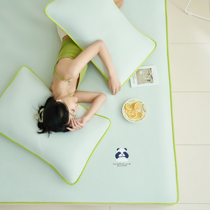 91家纺网 家纺一手货源 找家纺 晨曦家纺 2026新款可爱熊猫冻冻凉感席3D空气感凉席席子 熊猫冻感席-初夏清新蓝