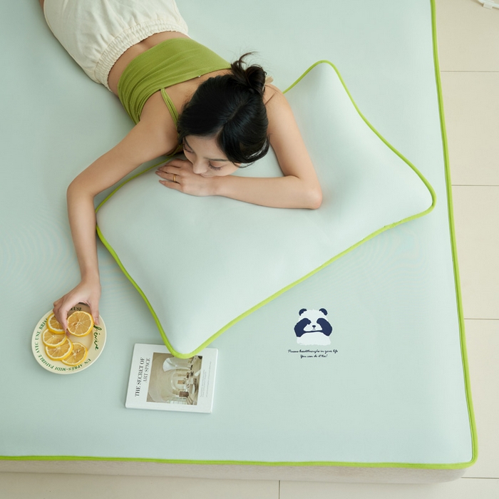 91家纺网 家纺一手货源 找家纺 晨曦家纺 2026新款可爱熊猫冻冻凉感席3D空气感凉席席子 熊猫冻感席-初夏清新蓝