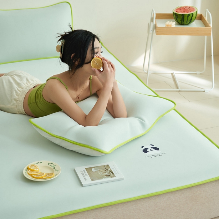 91家纺网 家纺一手货源 找家纺 晨曦家纺 2026新款可爱熊猫冻冻凉感席3D空气感凉席席子 熊猫冻感席-初夏清新蓝