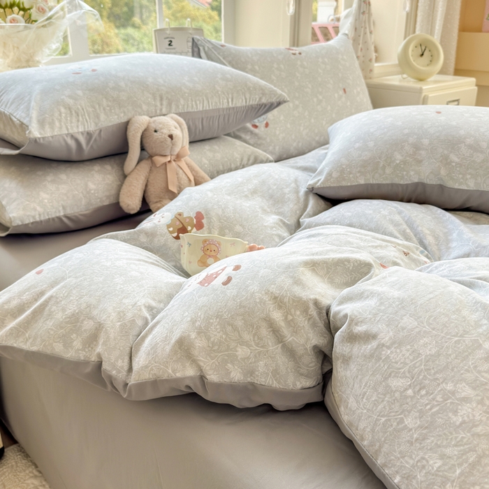 91家纺网 家纺一手货源 找家纺 诗黛尔 2026新款学生季仙女小花卉植物卡通云朵棉四件套三件套（二） 沁园-灰