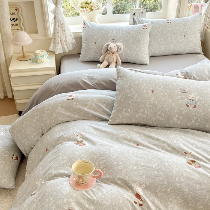 91家纺网 家纺一手货源 找家纺 诗黛尔 2026新款学生季仙女小花卉植物卡通云朵棉四件套三件套（二） 沁园-灰