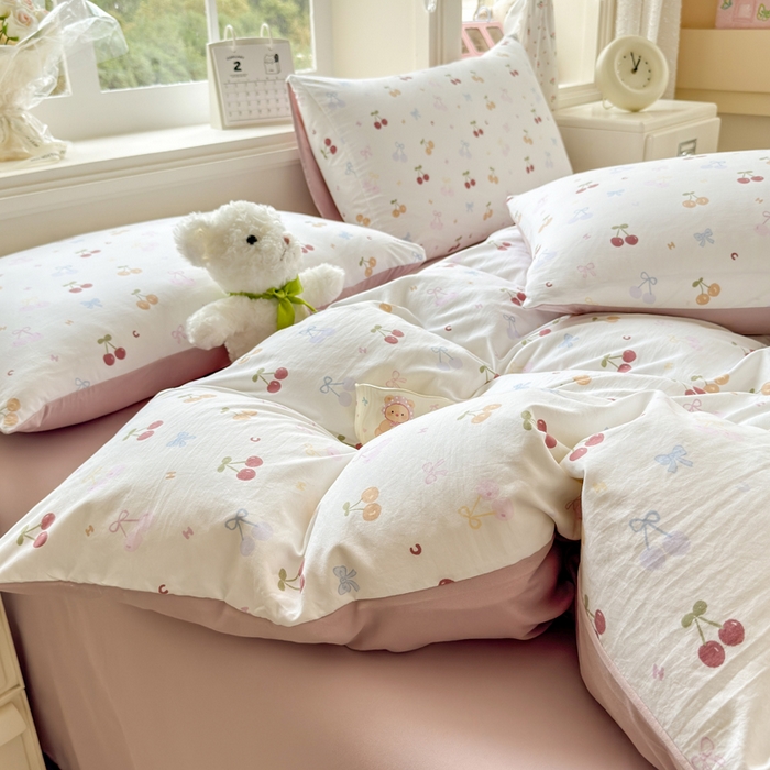 91家纺网 家纺一手货源 找家纺 诗黛尔 2026新款学生季仙女小花卉植物卡通云朵棉四件套三件套（二） 春日甜樱