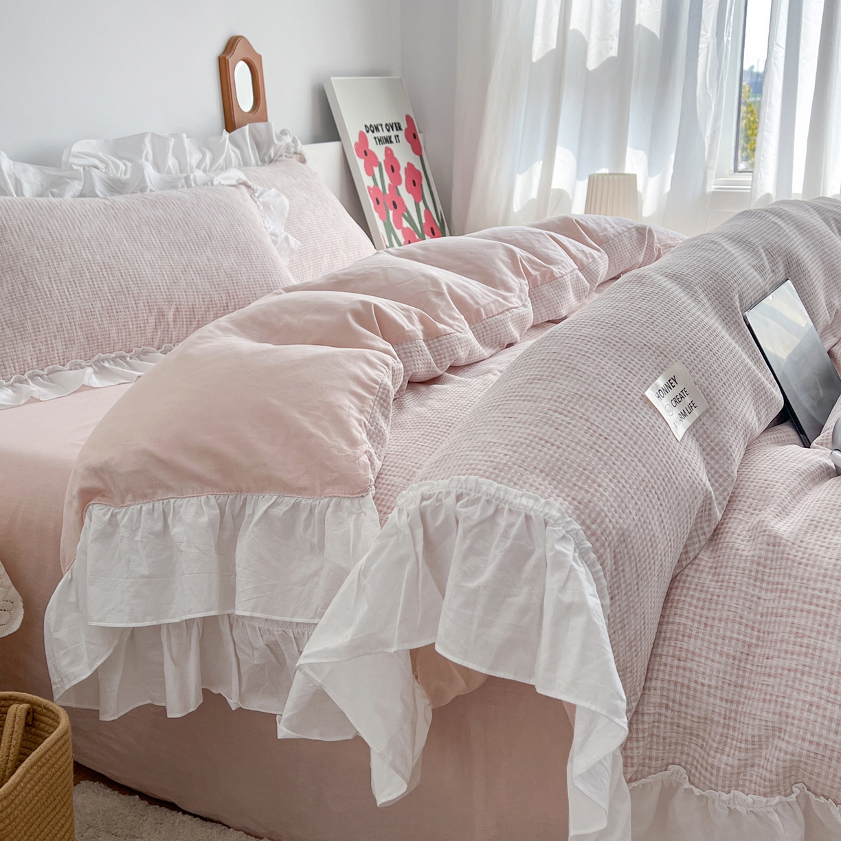 91家纺网 家纺一手货源 找家纺 晨曦家纺 2026新款荷叶花边雪尼尔提花四件套可水洗棉四件套少女风 粉雾奶芙