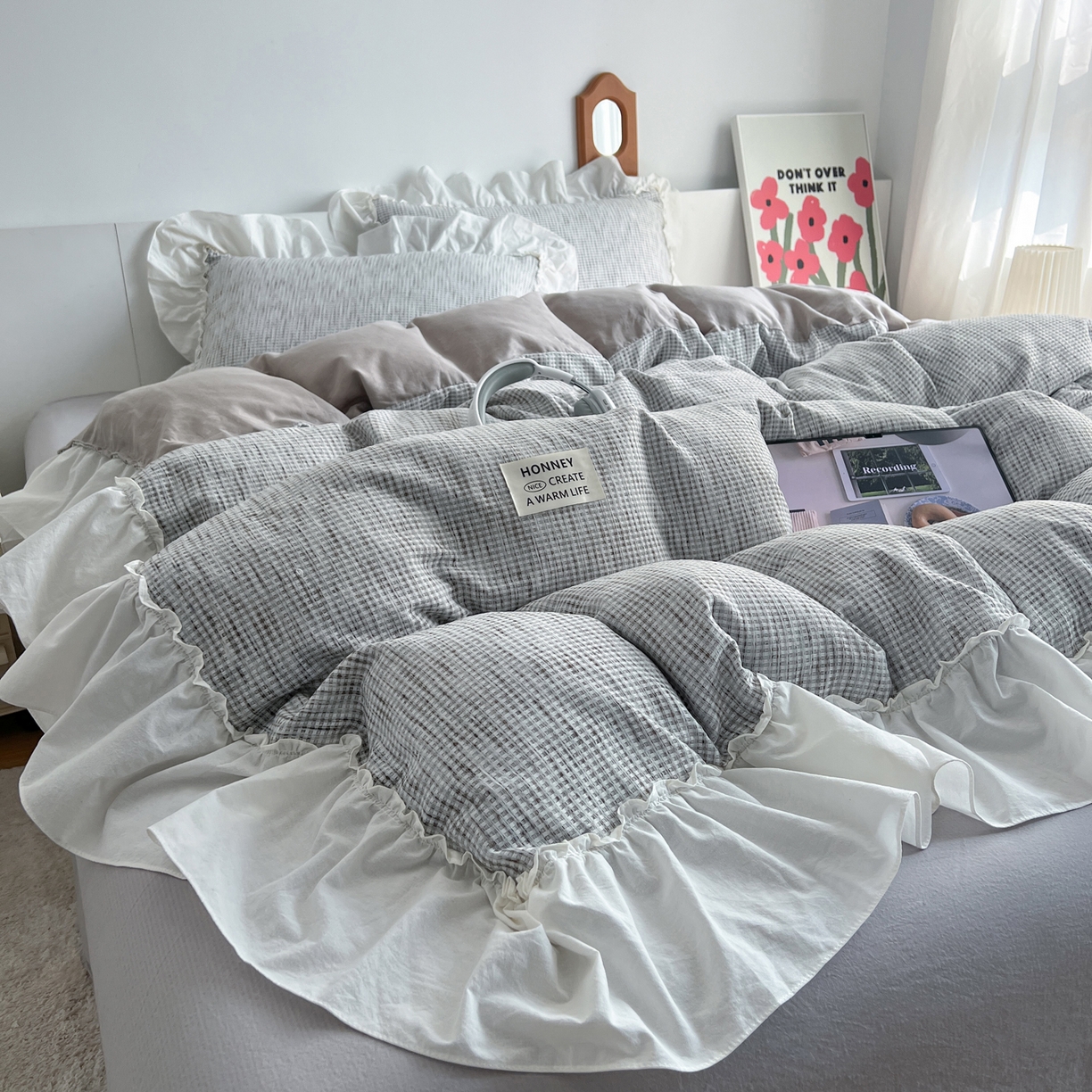 91家纺网 家纺一手货源 找家纺 晨曦家纺 2026新款荷叶花边雪尼尔提花四件套可水洗棉四件套少女风 浅灰松烟