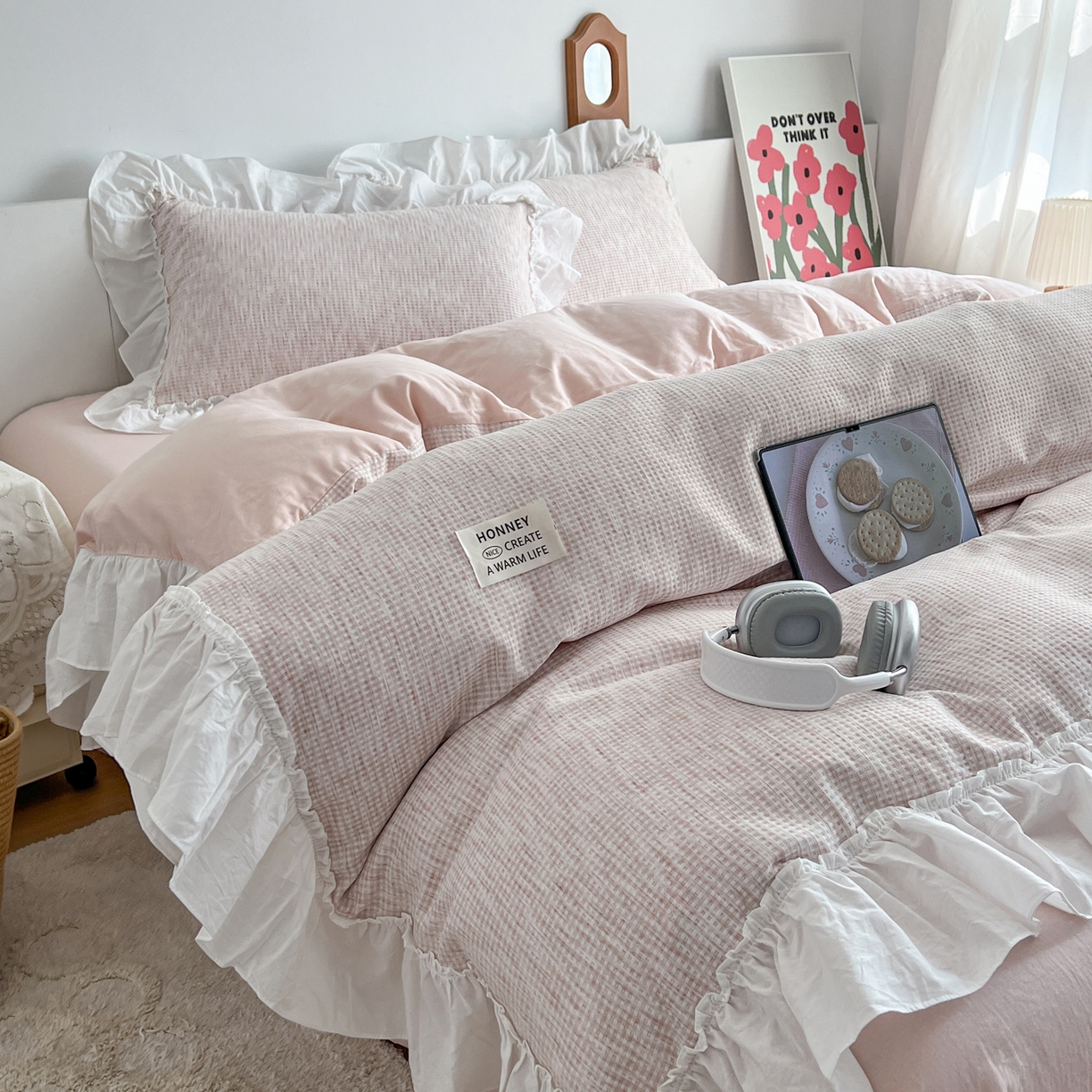 91家纺网 家纺一手货源 找家纺 晨曦家纺 2026新款荷叶花边雪尼尔提花四件套可水洗棉四件套少女风 粉雾奶芙