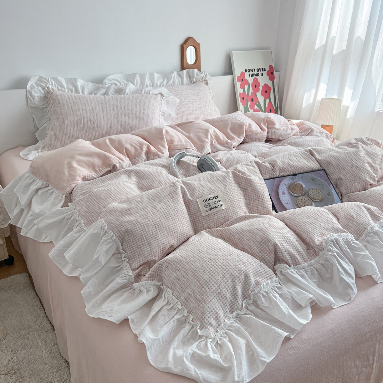 91家纺网 家纺一手货源 找家纺 晨曦家纺 2026新款荷叶花边雪尼尔提花四件套可水洗棉四件套少女风 粉雾奶芙