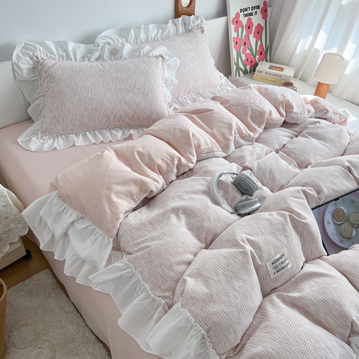 91家纺网 家纺一手货源 找家纺 晨曦家纺 2026新款荷叶花边雪尼尔提花四件套可水洗棉四件套少女风 粉雾奶芙