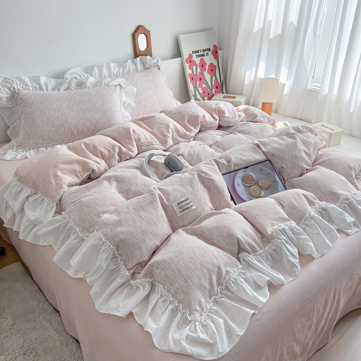 91家纺网 家纺一手货源 找家纺 晨曦家纺 2026新款荷叶花边雪尼尔提花四件套可水洗棉四件套少女风 粉雾奶芙