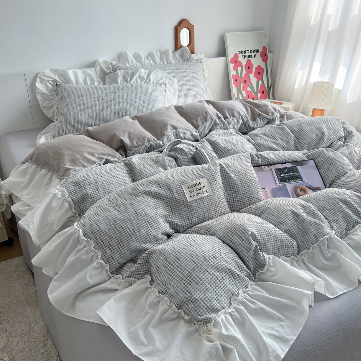 91家纺网 家纺一手货源 找家纺 晨曦家纺 2026新款荷叶花边雪尼尔提花四件套可水洗棉四件套少女风 浅灰松烟