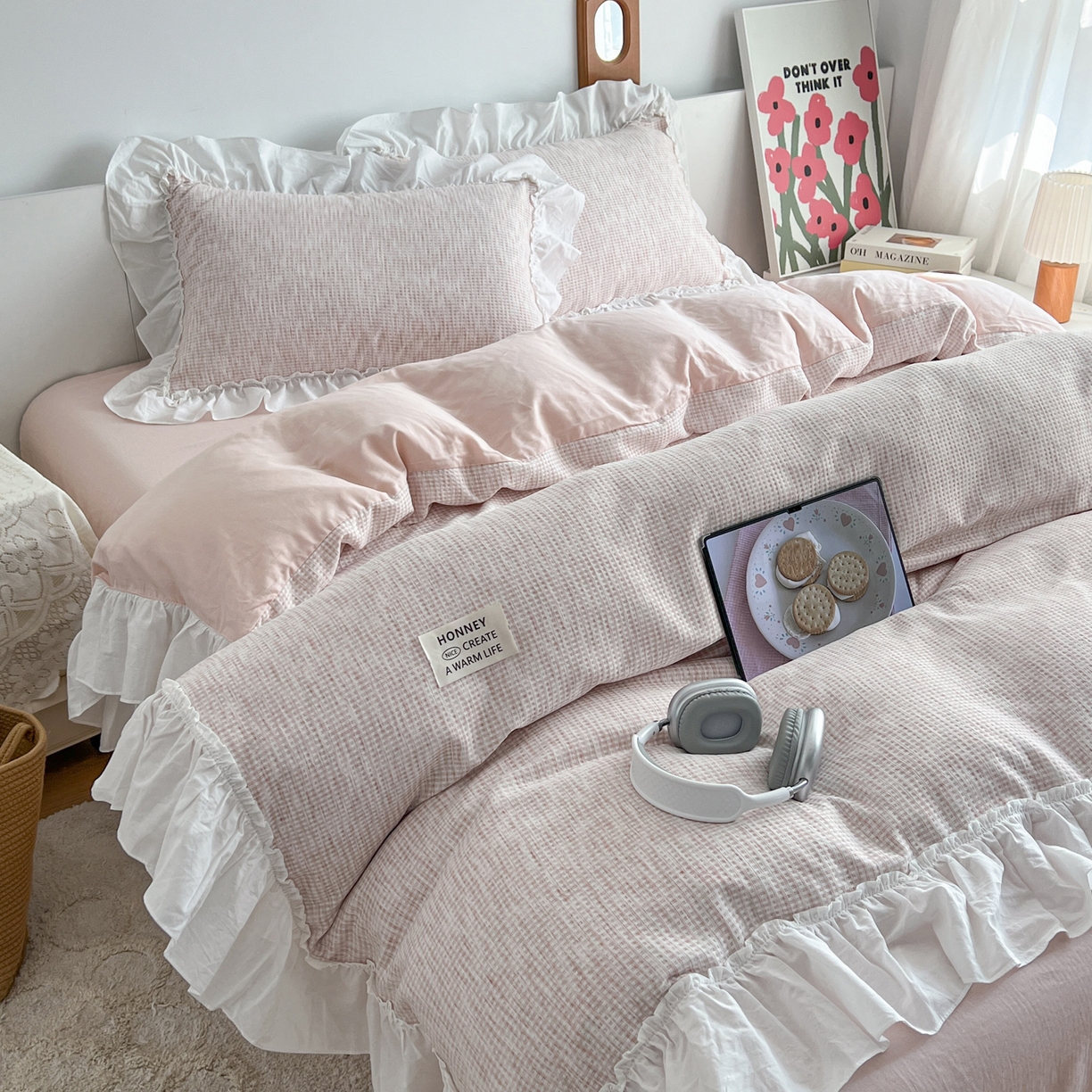 91家纺网 家纺一手货源 找家纺 晨曦家纺 2026新款荷叶花边雪尼尔提花四件套可水洗棉四件套少女风 粉雾奶芙