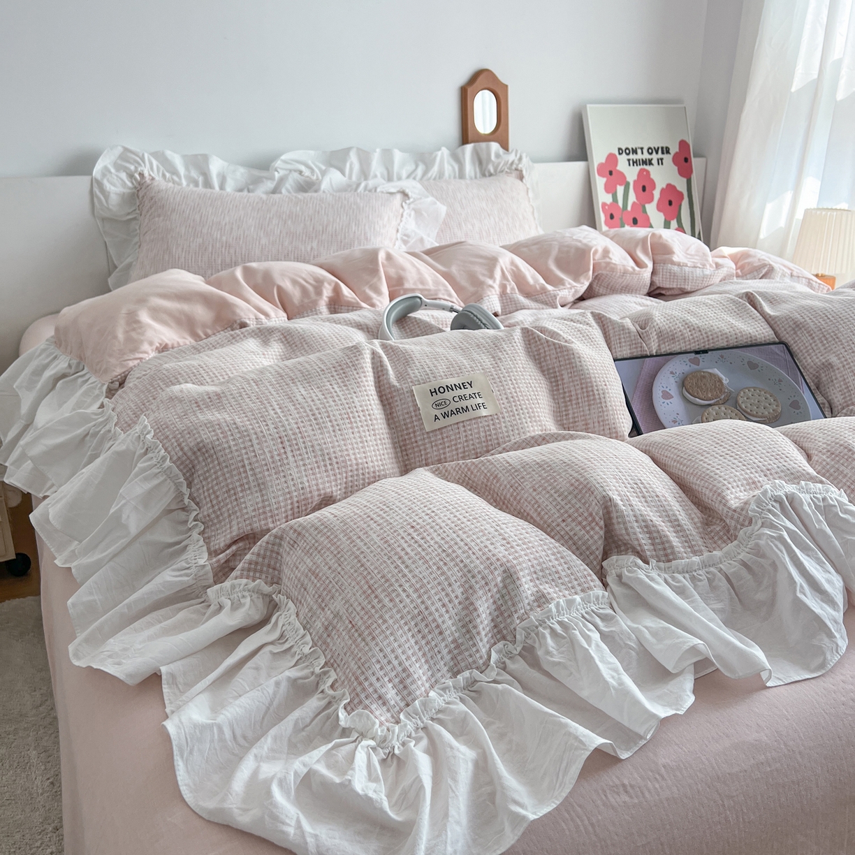 91家纺网 家纺一手货源 找家纺 晨曦家纺 2026新款荷叶花边雪尼尔提花四件套可水洗棉四件套少女风 粉雾奶芙