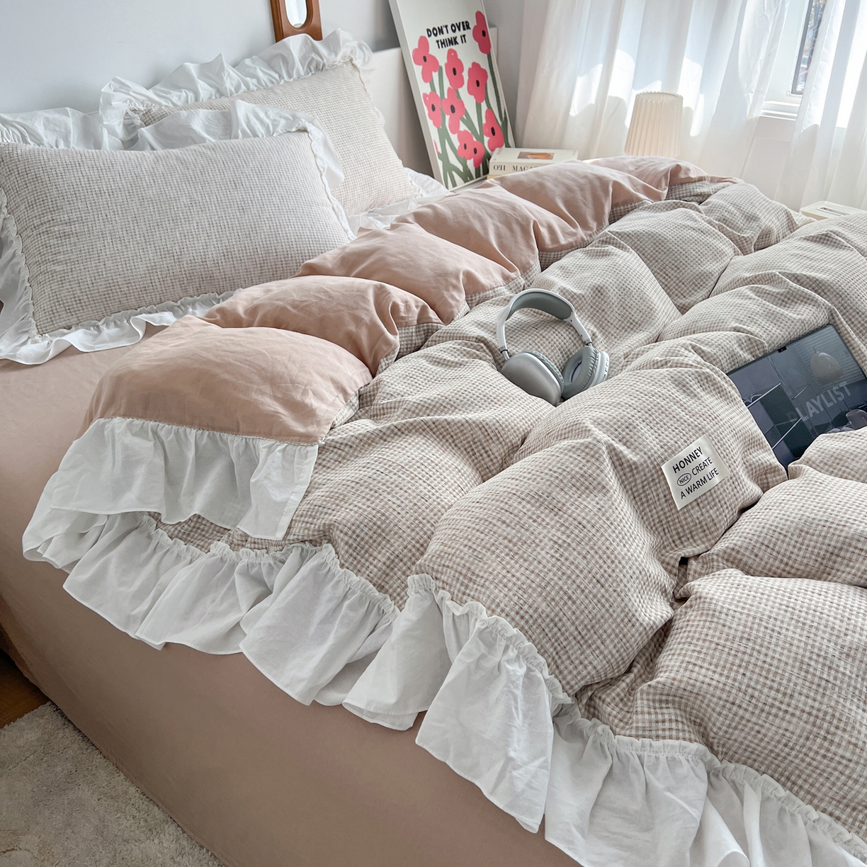 91家纺网 家纺一手货源 找家纺 晨曦家纺 2026新款荷叶花边雪尼尔提花四件套可水洗棉四件套少女风 奶茶华夫