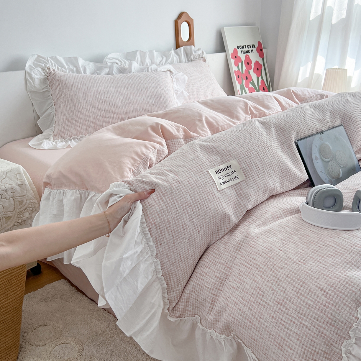 91家纺网 家纺一手货源 找家纺 晨曦家纺 2026新款荷叶花边雪尼尔提花四件套可水洗棉四件套少女风 粉雾奶芙