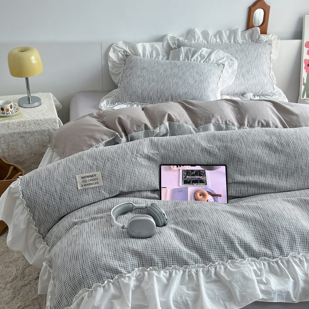 91家纺网 家纺一手货源 找家纺 晨曦家纺 2026新款荷叶花边雪尼尔提花四件套可水洗棉四件套少女风 浅灰松烟