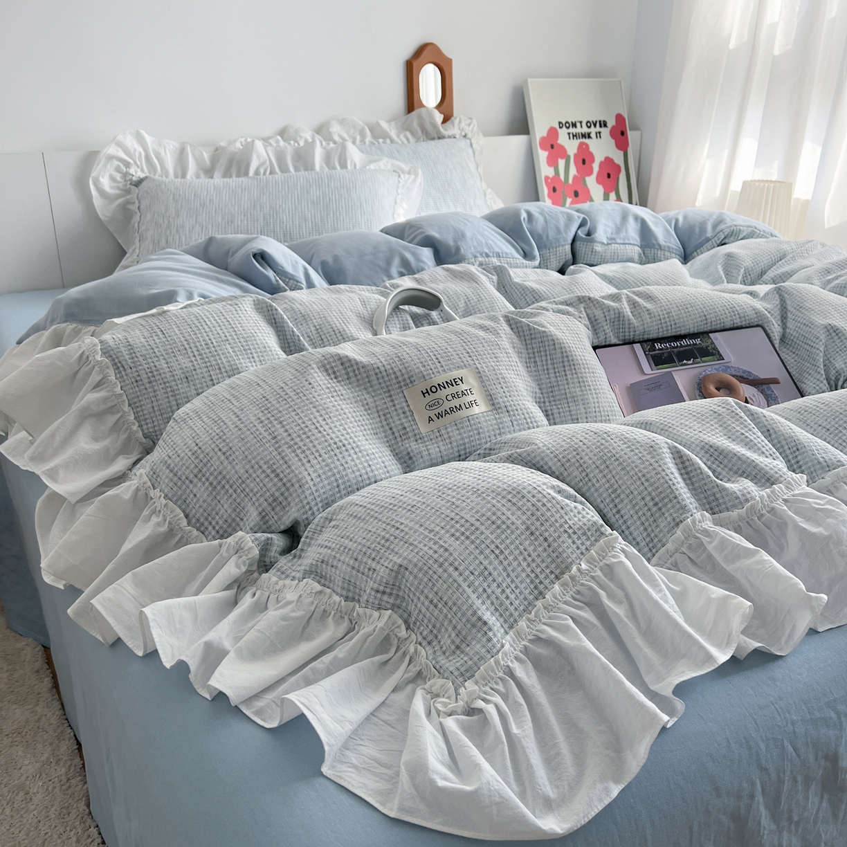 91家纺网 家纺一手货源 找家纺 晨曦家纺 2026新款荷叶花边雪尼尔提花四件套可水洗棉四件套少女风 法式奶蓝