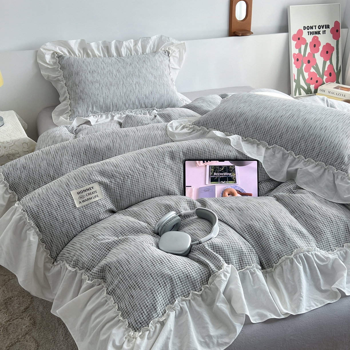 91家纺网 家纺一手货源 找家纺 晨曦家纺 2026新款荷叶花边雪尼尔提花四件套可水洗棉四件套少女风 浅灰松烟