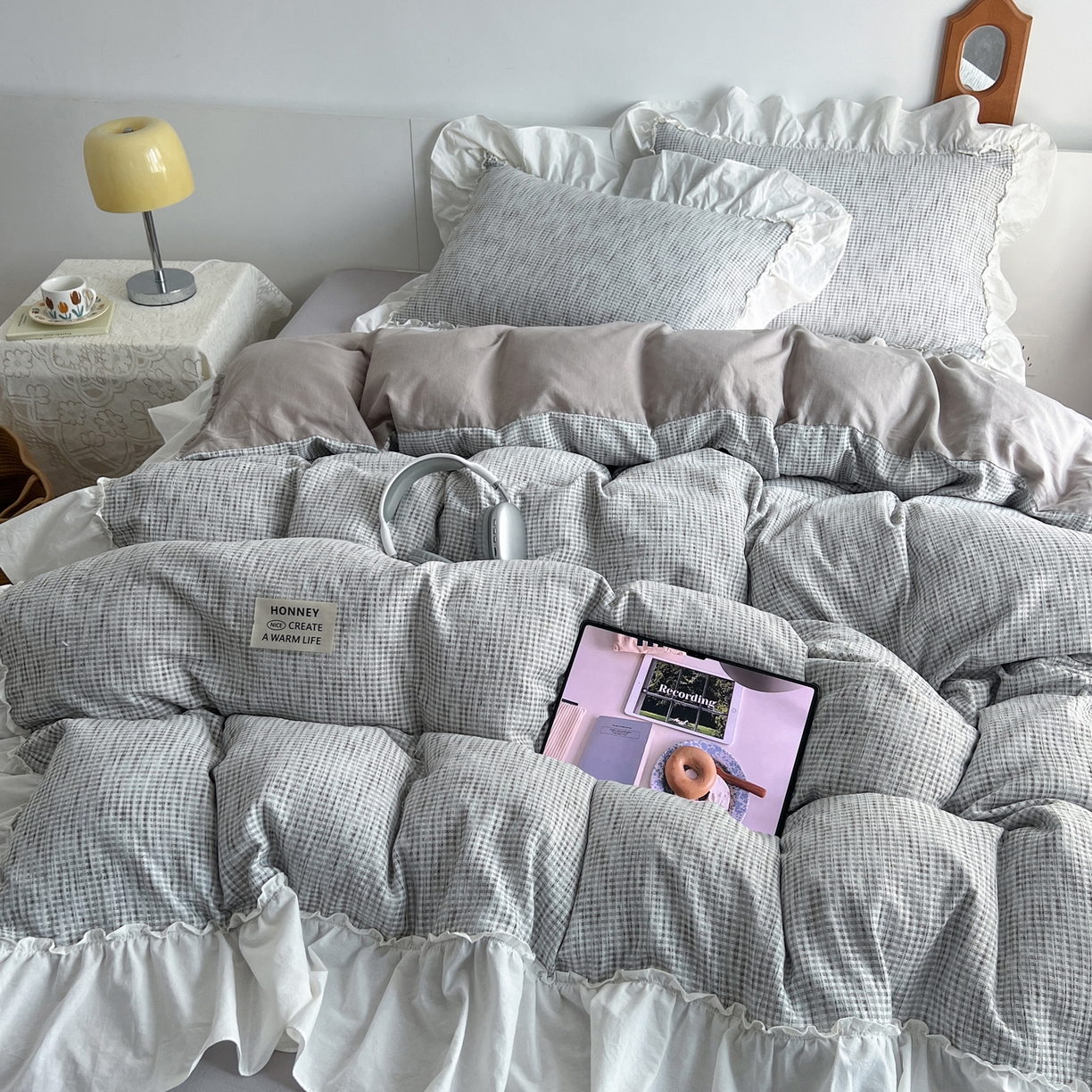 91家纺网 家纺一手货源 找家纺 晨曦家纺 2026新款荷叶花边雪尼尔提花四件套可水洗棉四件套少女风 浅灰松烟