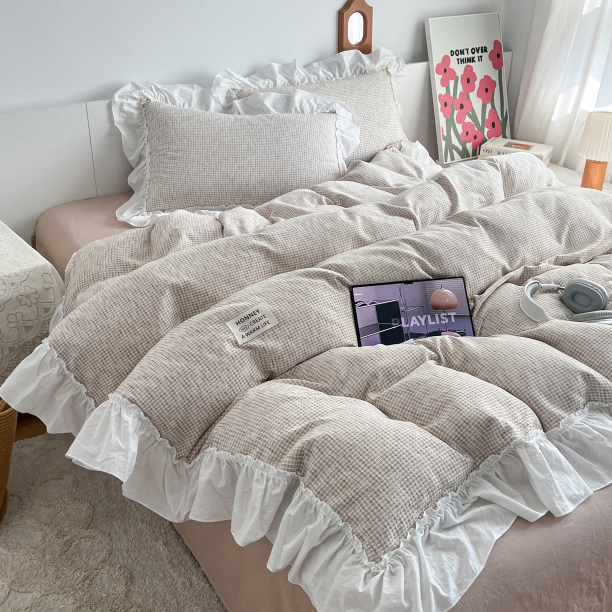 91家纺网 家纺一手货源 找家纺 晨曦家纺 2026新款荷叶花边雪尼尔提花四件套可水洗棉四件套少女风 奶茶华夫