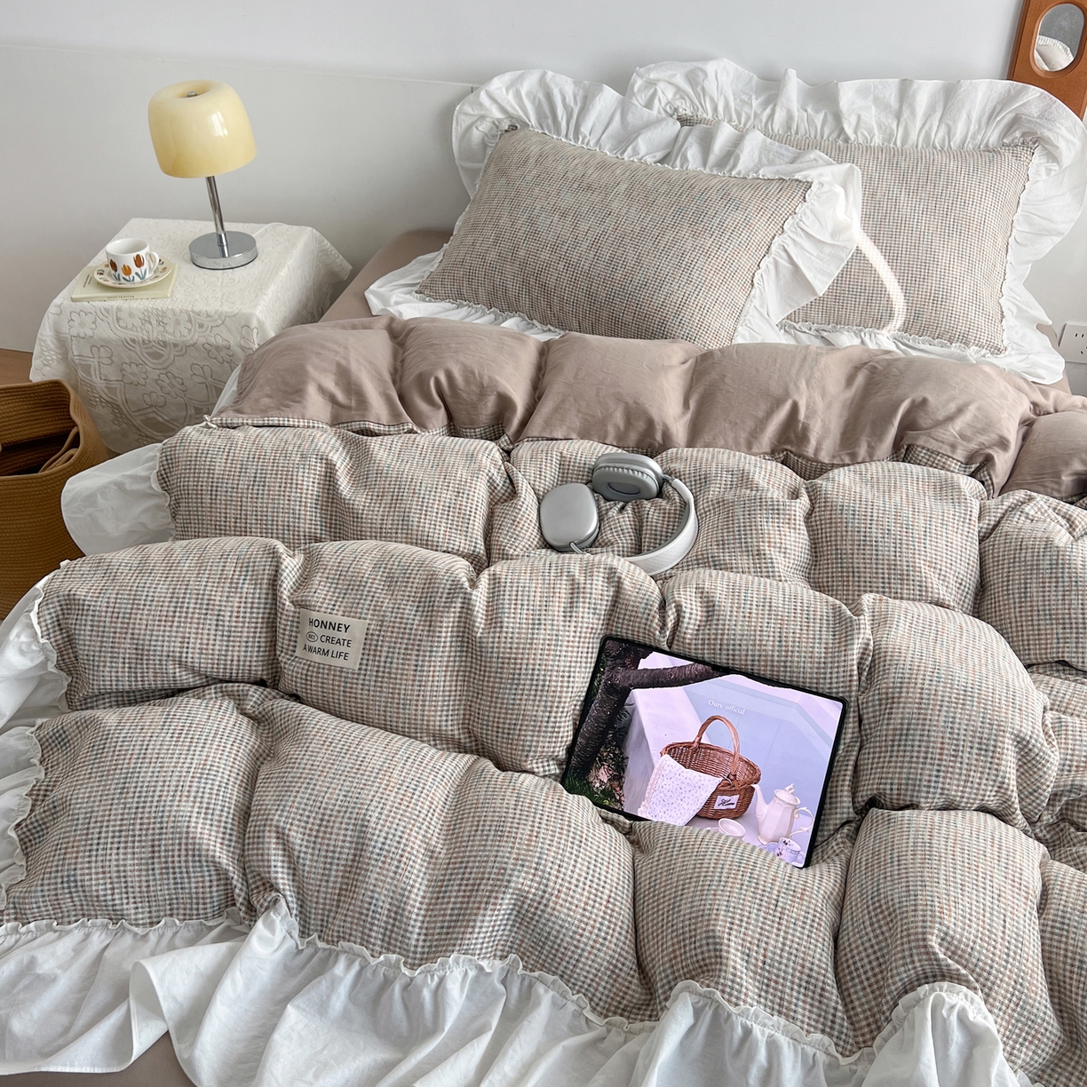 91家纺网 家纺一手货源 找家纺 晨曦家纺 2026新款荷叶花边雪尼尔提花四件套可水洗棉四件套少女风 焦糖软芙