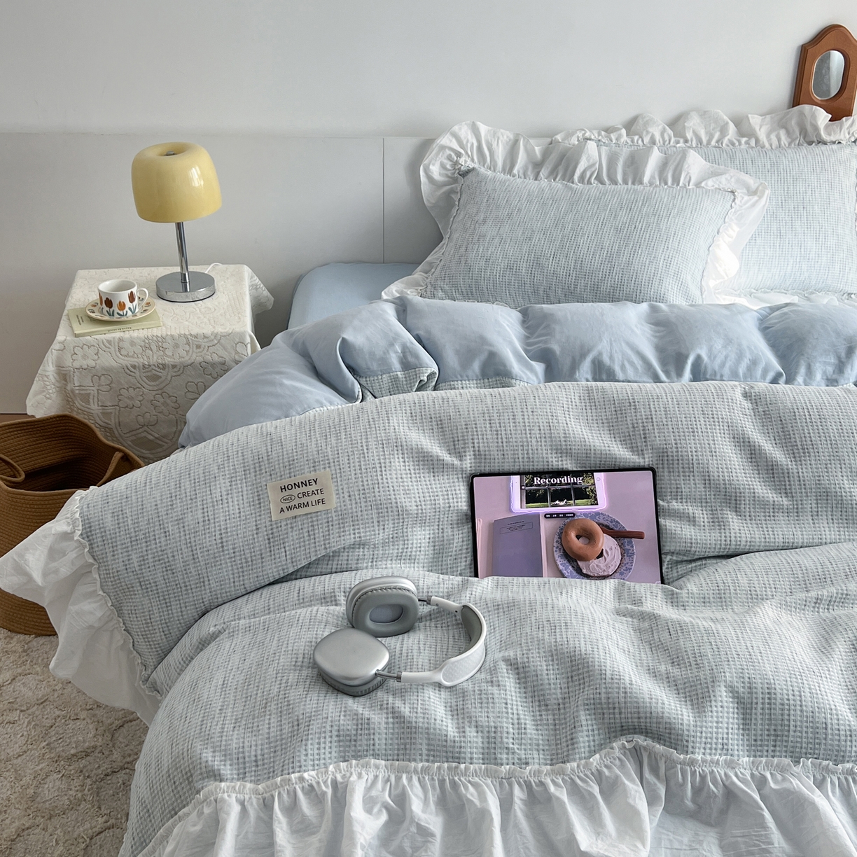 91家纺网 家纺一手货源 找家纺 晨曦家纺 2026新款荷叶花边雪尼尔提花四件套可水洗棉四件套少女风 法式奶蓝